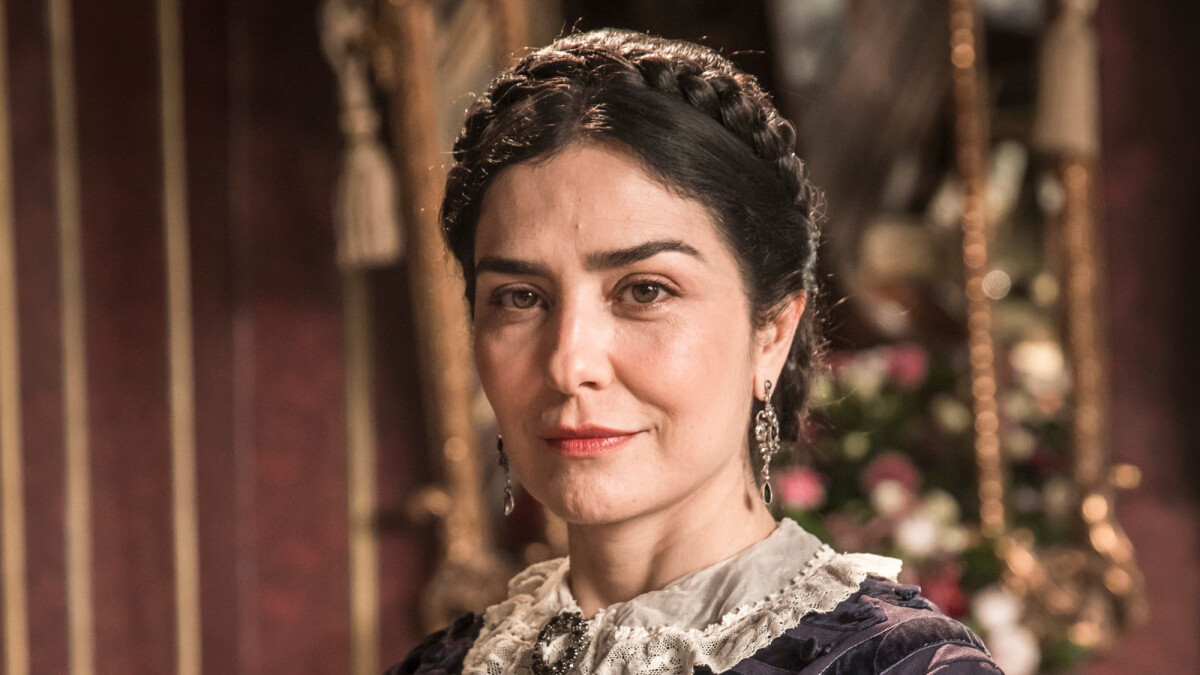 Foto: Na novela 'Nos Tempos do Imperador', Dom Pedro II (Selton Mello)  avisa Thereza (Letícia Sabatella) que Luísa (Mariana Ximenes) irá  acompanhar a família em viagem - Purepeople