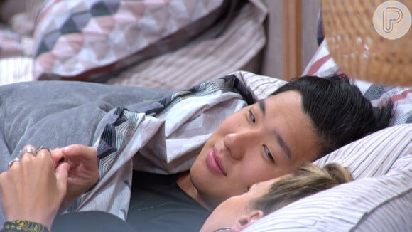 Pyong e Antonela aparecem na mesma cama em episódio de 'Ilha Record' e web repercute