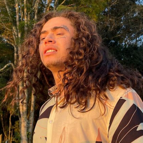 Whindersson Nunes postou sequência de fotos na web e viralizou ao ser comparado com Vitão