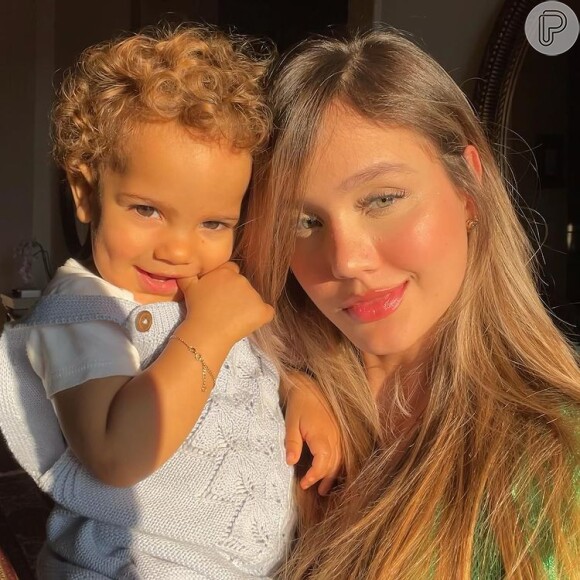 Biah Rodrigues contou que ficou preocupada ao chegar em casa após viagem romântica e ver o filho Theo, de 1 ano, doente com pintas vermelhas no corpo: 'Roséola, altamente contagiosa'