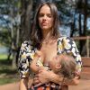 Laura Neiva posta vídeo de 6 minutos explicando processo de parar de amamentar a filha, Maria, de 1 ano e 8 meses