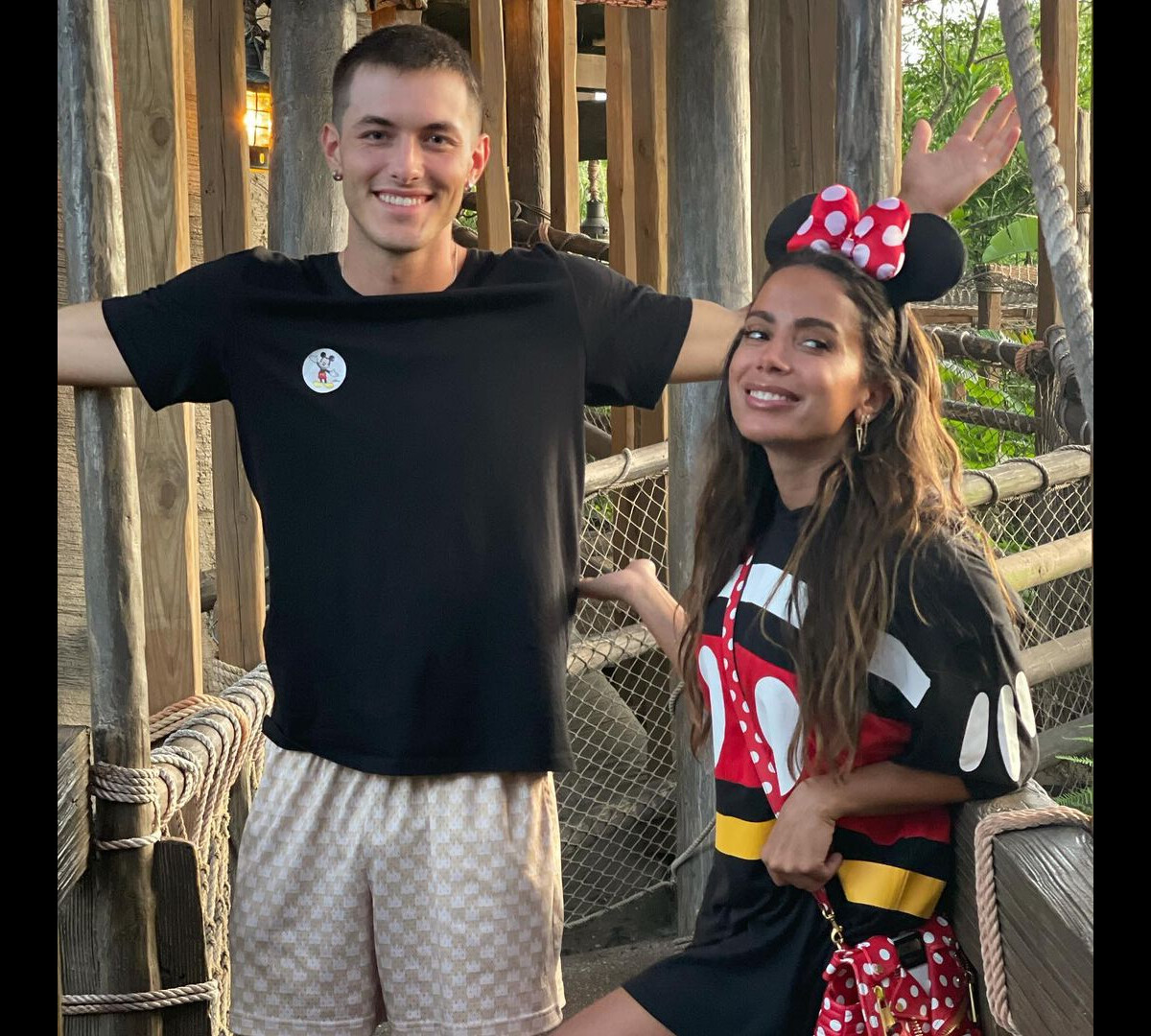 Foto Griffin Johnson e Anitta posaram junto em viagem à Disney