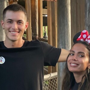Griffin Johnson e Anitta posaram junto em viagem à Disney