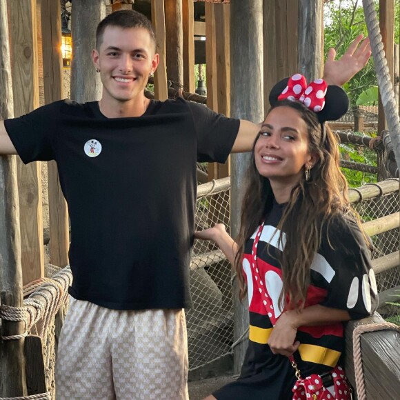 Griffin Johnson e Anitta posaram junto em viagem à Disney