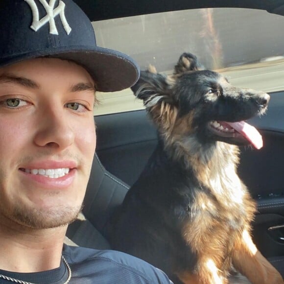 Griffin Johnson se diverte em selfies com seu pet