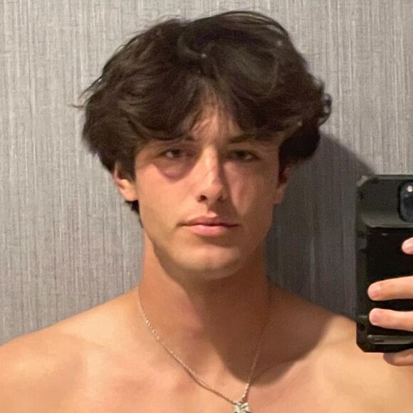 Griffin Johnson compartilha sua rotina de exercícios na web