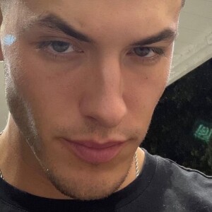 Griffin Johnson mudou de visual recentemente: ele deixou seu cabelo raspado baixo