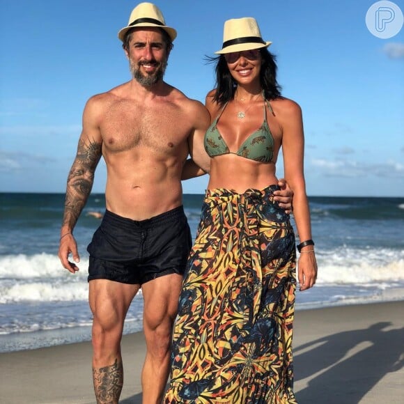 Marcos Mion e Suzana Gullo posam em praia