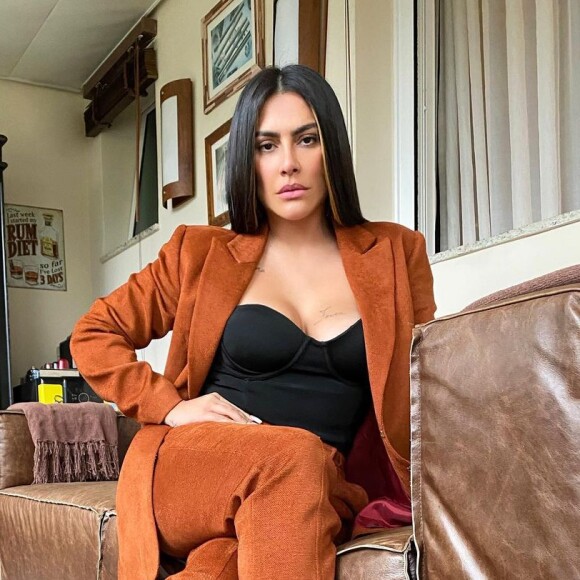 Cleo apostou em um look fora do tradicional para o casamento com Leandro D'Lucca