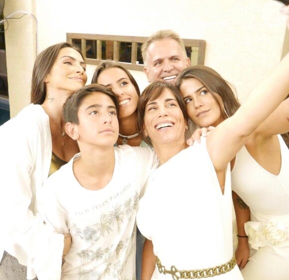 Cleo e Leandro D'Lucca celebraram o casamento com a família da atriz