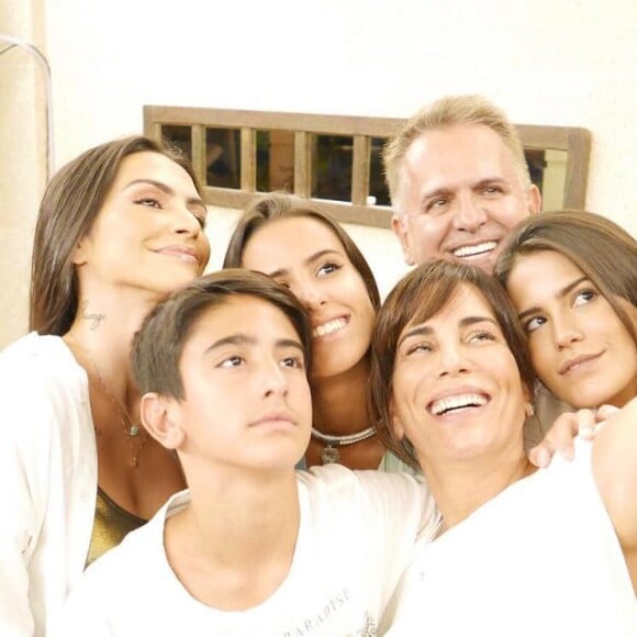 Cleo e Leandro D'Lucca celebraram o casamento com a família da atriz