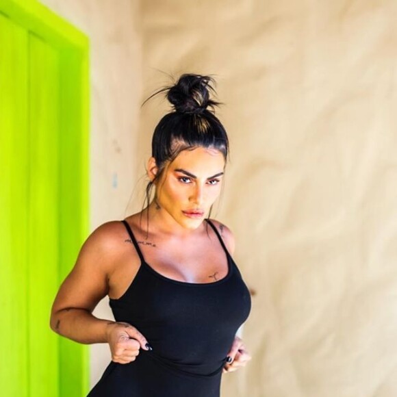 Na primeira cerimônia de casamento, Cleo trocou alianças com um look preto