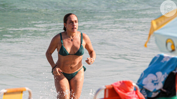Cissa Guimarães, de 64 anos, curtiu praia e deu mergulho em Ipanema, no Rio de Janeiro, nesta segunda-feira (23)