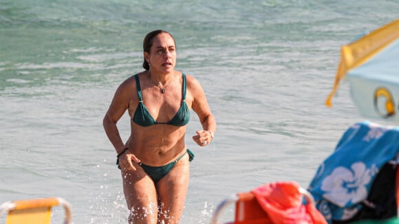 Aos 64 anos, Cissa Guimarães posa de biquíni com fãs em praia no Rio. Fotos!