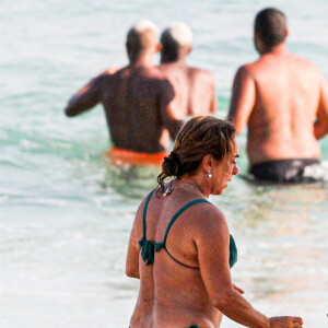 aos 64 anos, Cissa Guimarães exibiu corpo em biquíni verde na praia de Ipanema, Rio de Janeiro