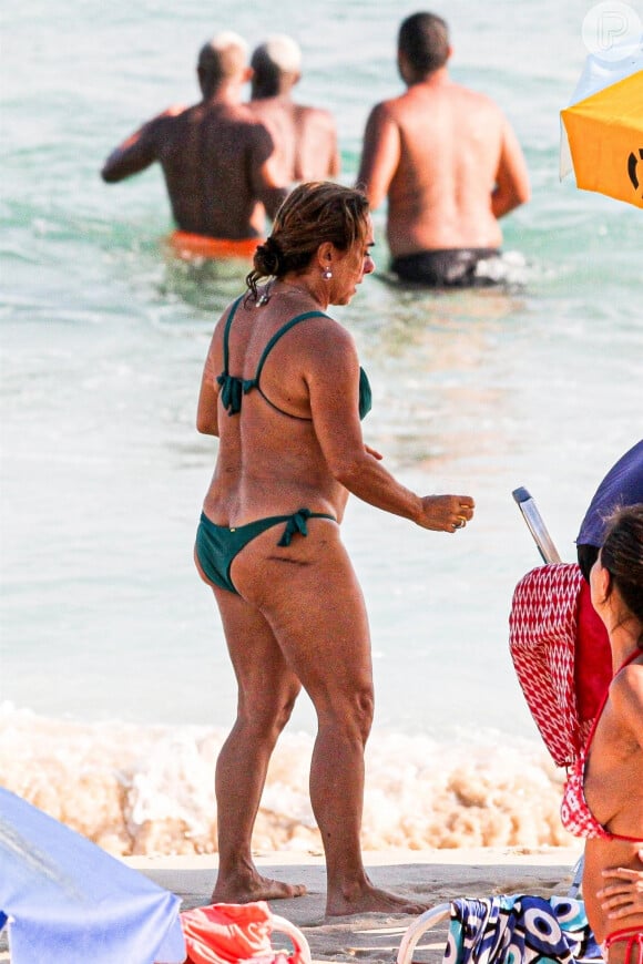 aos 64 anos, Cissa Guimarães exibiu corpo em biquíni verde na praia de Ipanema, Rio de Janeiro