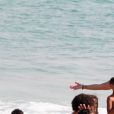 Cissa Guimarães atendeu fãs e posou para fotos na praia, ao exibir corpo em biquíni verde aos 64 anos
