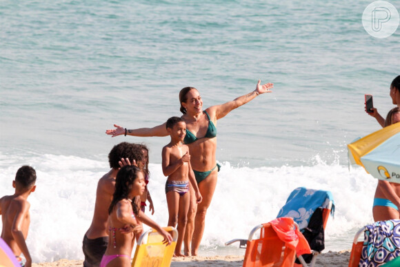 Cissa Guimarães atendeu fãs e posou para fotos na praia, ao exibir corpo em biquíni verde aos 64 anos