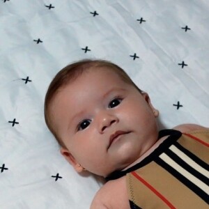 Virgínia Fonseca escolhe maiô Burberry para a filha, Maria Alice