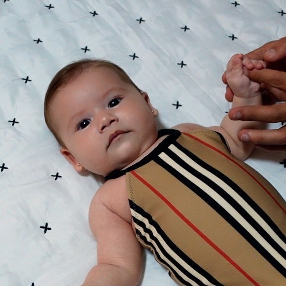 Virgínia Fonseca escolhe maiô Burberry para a filha, Maria Alice