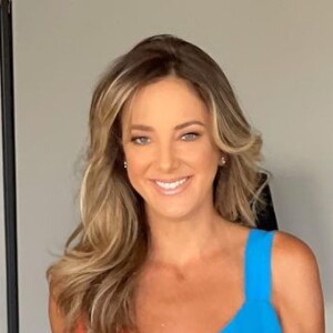 Ticiane Pinheiro usou vestido longo bicolor com decote em V