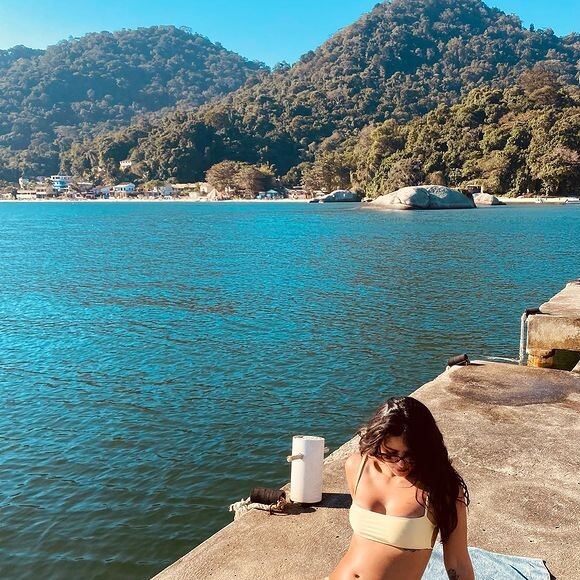 Yanna Lavigne, de biquíni, costuma exibir a barriga de grávida