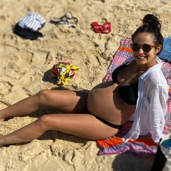 Nanda Costa, grávida de gêmeas, também costuma mostrar a barriga na praia