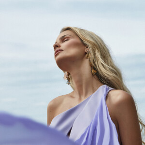 Yasmin Brunet é fã de vestidos longos na moda