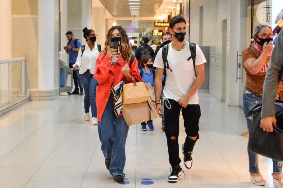 Giovanna Lancellotti e Gabriel David passaram pelo aeroporto Santos Dumont, no RJ