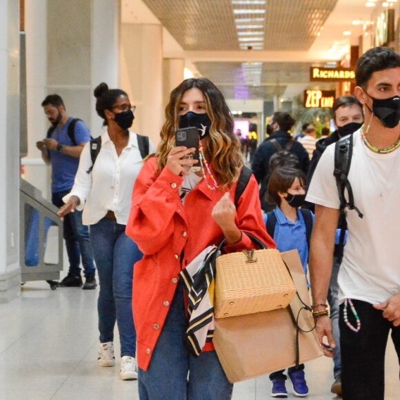Giovanna Lancellotti e Gabriel David passaram pelo aeroporto Santos Dumont, no RJ