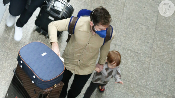 Thales Bretas passeio por aeroporto com filho de Paulo Gustavo
