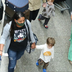 Thales Bretas passeia com os filhos de Paulo Gustavo por aeroporto