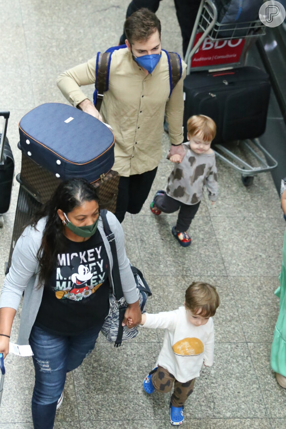 Thales Bretas passeia com os filhos de Paulo Gustavo por aeroporto