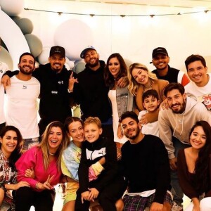 Enquanto isso, Neymar e Bruna Biancardi apareceram abraçados pela primeira vez em uma foto