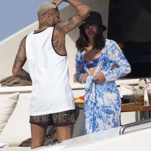 Primeira aparição de Bruna Biancardi com Neymar aconteceu quando os dois fizeram um passeio de lancha por Ibiza