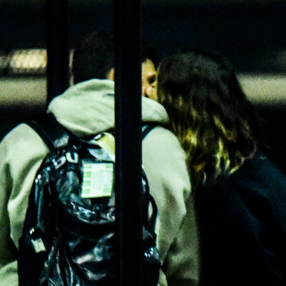 Giovanna Lancellotti e Gabriel David foram fotografados aos beijos em aeroporto de SP