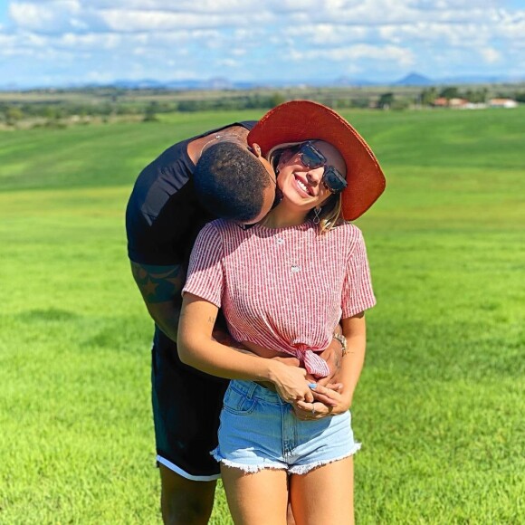 Lorena Improta e Léo Santana vão ser pais de uma menina