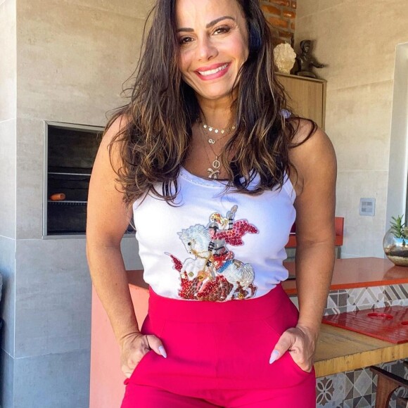 Viviane Araujo retirou o mega hair para casamento com empresário