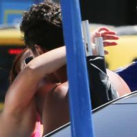 Larissa Manoela beija André Luiz Frambach em praia e ator assume romance