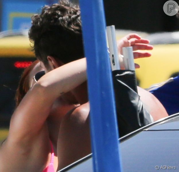Larissa Manoela e André Luiz Frambach foram clicados aos beijos em dia de praia no Rio de Janeiro. Ator confirmou romance: 'Somos solteiros e estamos nos conhecendo, nos permitindo'