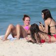 Larissa Manoela foi com amigas à praia no Rio de Janeiro