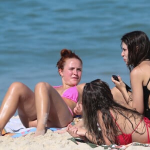 Larissa Manoela foi com amigas à praia no Rio de Janeiro