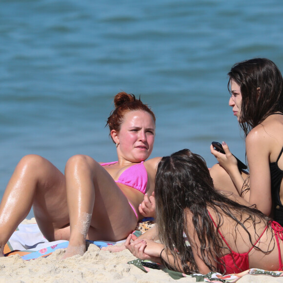 Larissa Manoela foi com amigas à praia no Rio de Janeiro