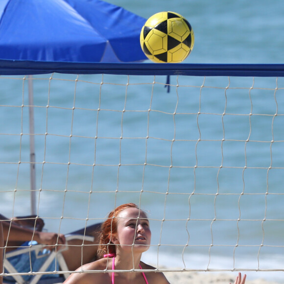 Larissa Manoela aproveitou também para jogar futvôlei