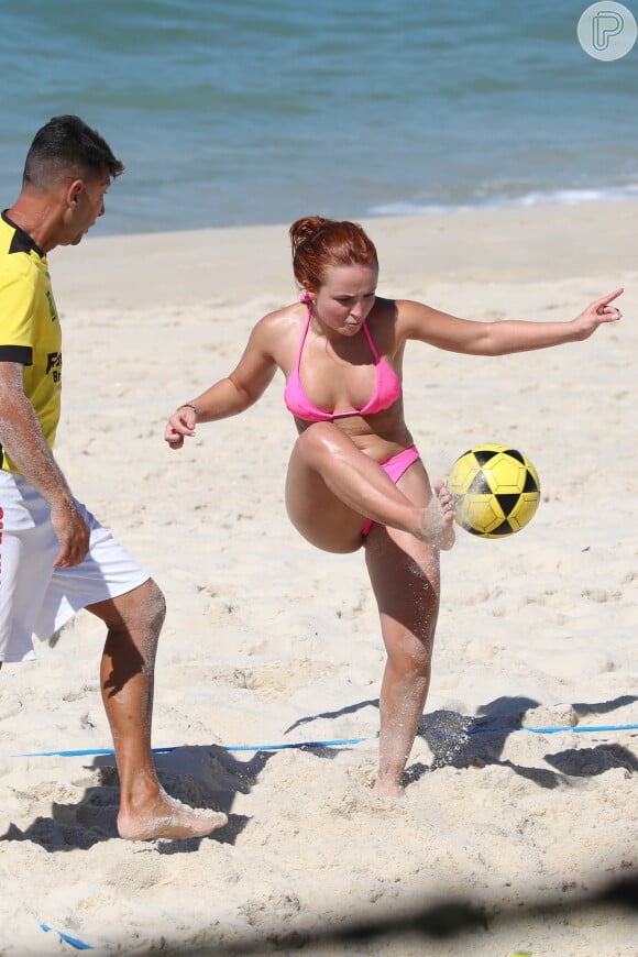 Larissa Manoela aproveitou passagem pela praia para jogar altinha