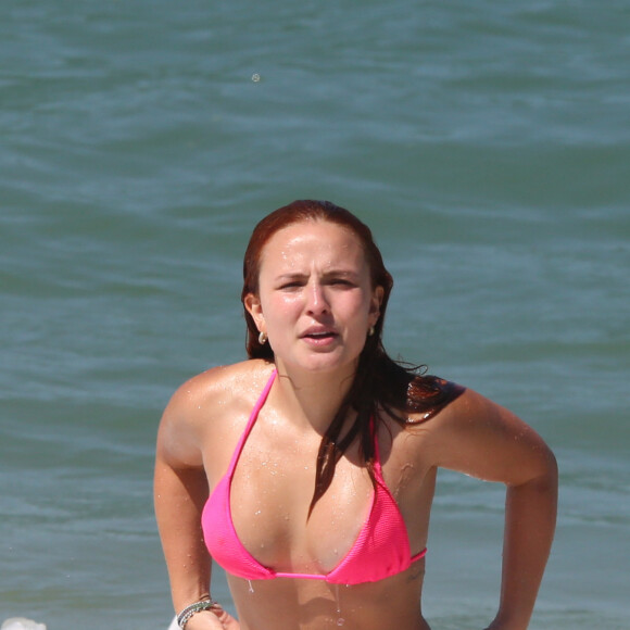 De biquíni, Larissa Manoela se refrescou com banho de mar