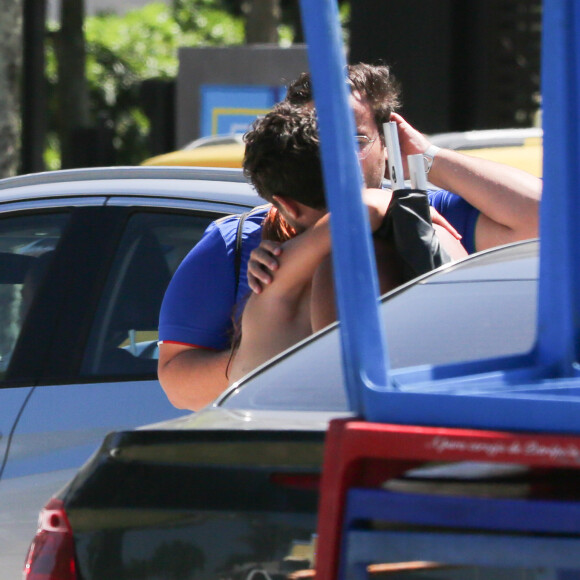 Larissa Manoela e André Luiz Frambach trocaram beijos em dia de praia do Rio de Janeiro