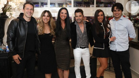 Zezé Di Camargo reuniu a família nos bastidores do show que fez com Luciano, em SP