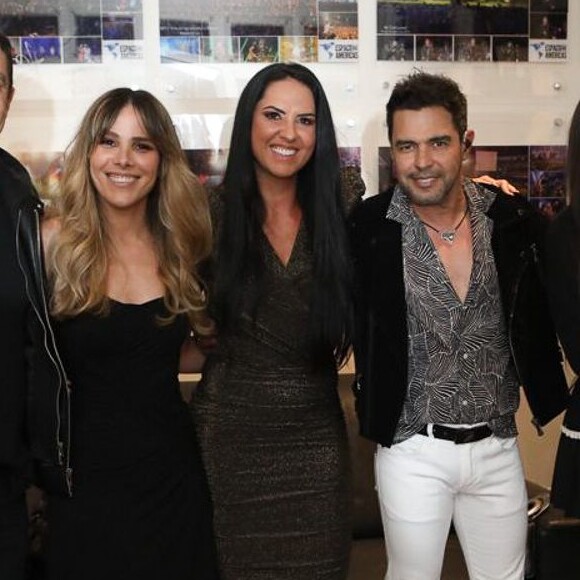 Zezé Di Camargo reuniu a família nos bastidores do show que fez com Luciano, em SP