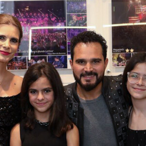 Luciano Camargo também levou a mulher e as filhas ao show